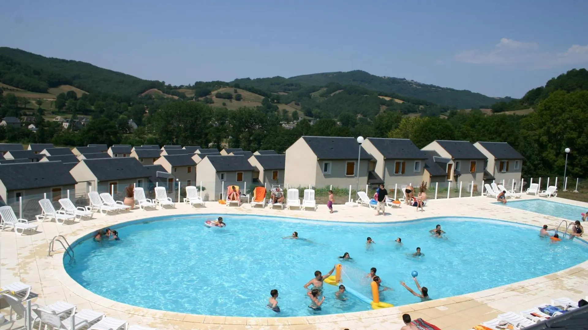 Lägenhetshotell Residence Le Village Goelia Saint-Geniez-dʼOlt